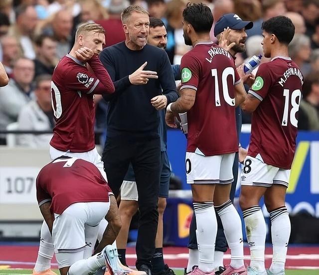 媒体人：杯赛的地板问题太大了，换地板无望应该撕掉所有地贴