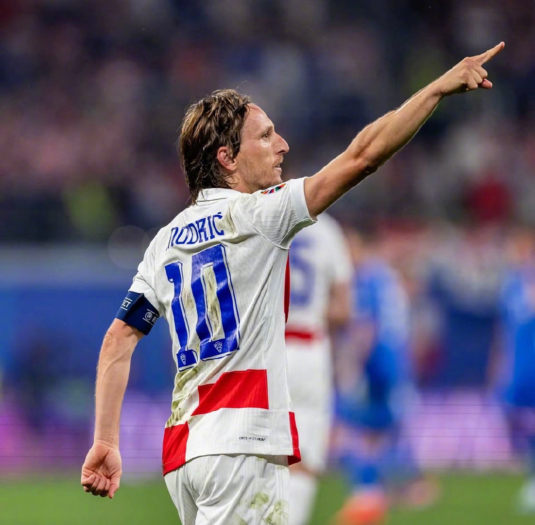 球星抢断后三步上篮太快了